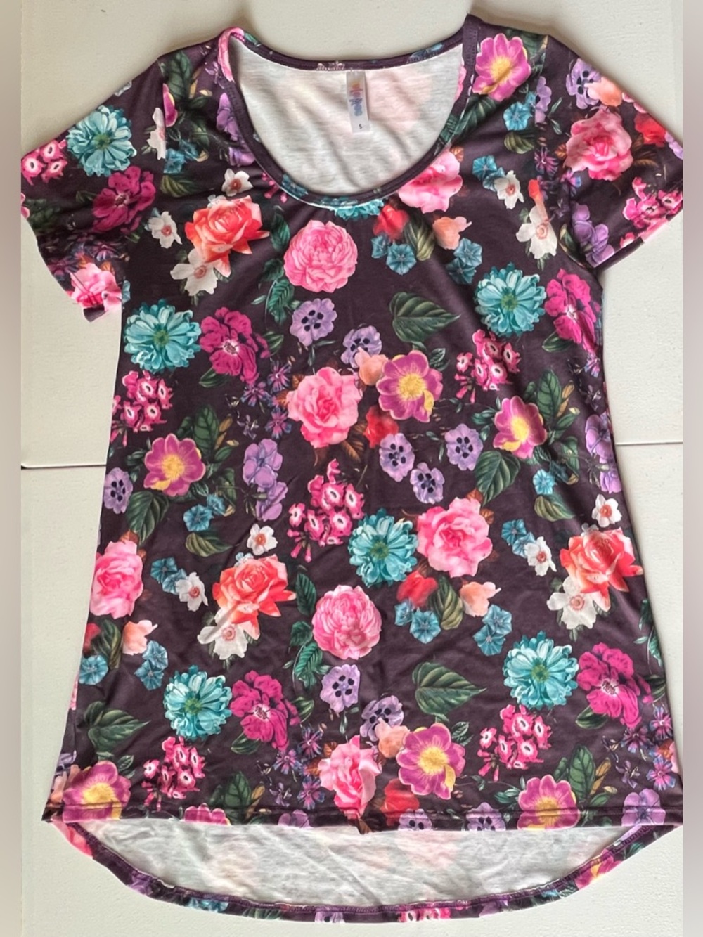 Lularoe Classic Tee - Size Small
